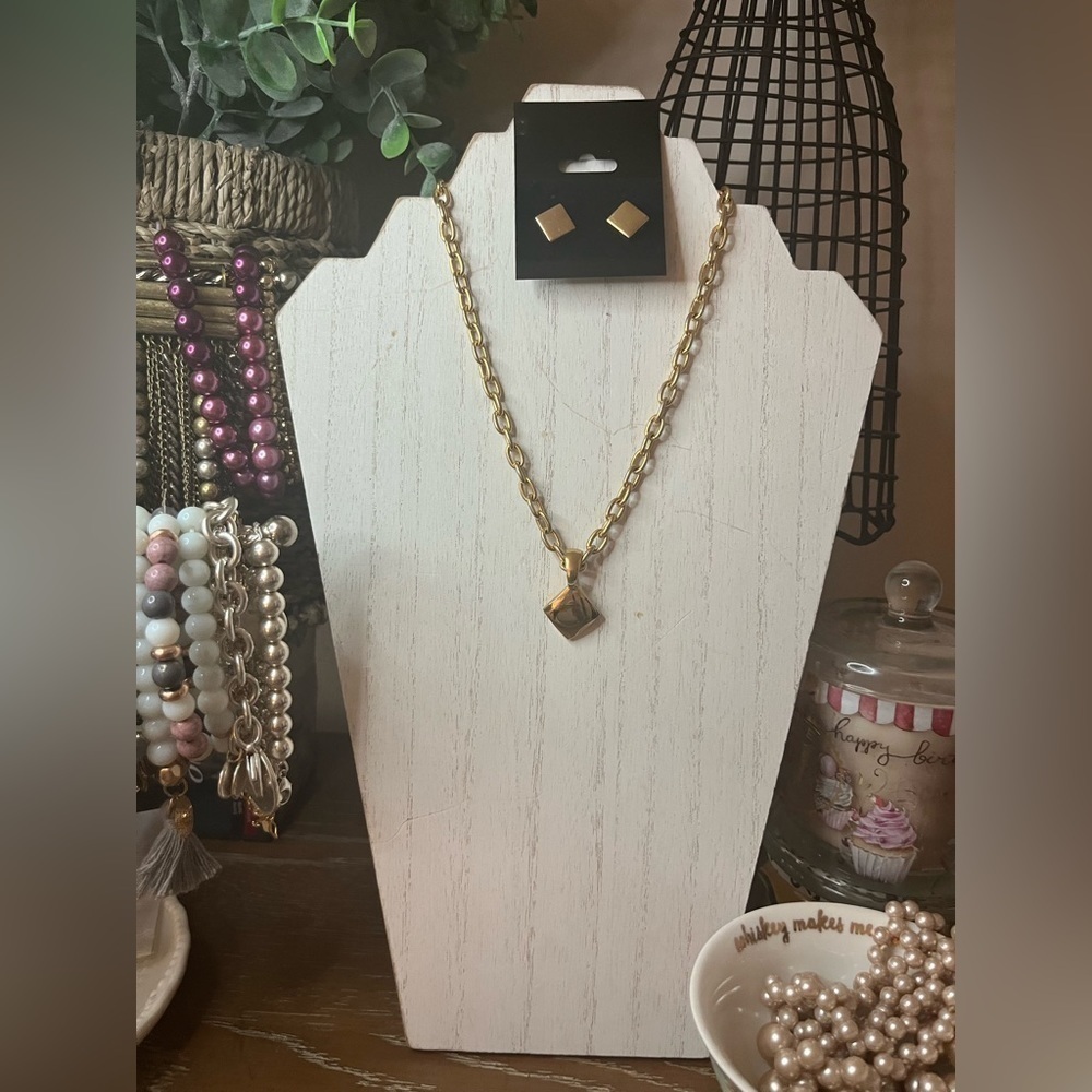 🖤 matching necklace and earring set